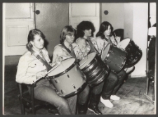 [Barbórka – Dziewczyny grające na bębnach]