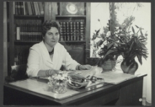 [Miejska Biblioteka Publiczna w Radomiu - Dyr. Ludomiła Holtzer w gabinecie]