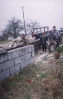 [Prace przy rozbiórce starego ogrodzenia cmentarza]